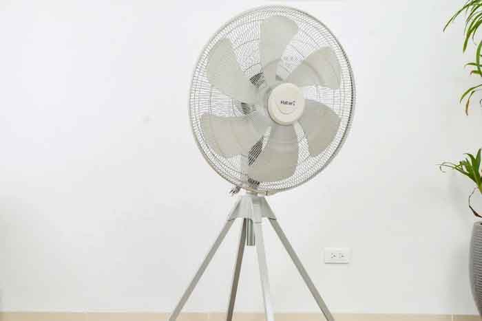 Quạt đứng công nghiệp Hatari 6 cánh IQ25M1 213W